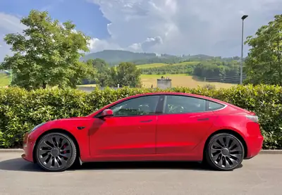 Tesla Model 3 Performance — Électrique haute performance, batterie neuve août 2026 — côté
