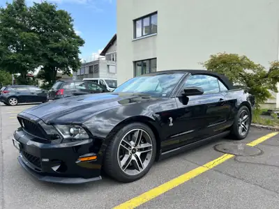Ford Mustang Shelby GT 500 SVT — Muscle car légendaire, 548 ch cabriolet — vista esterna