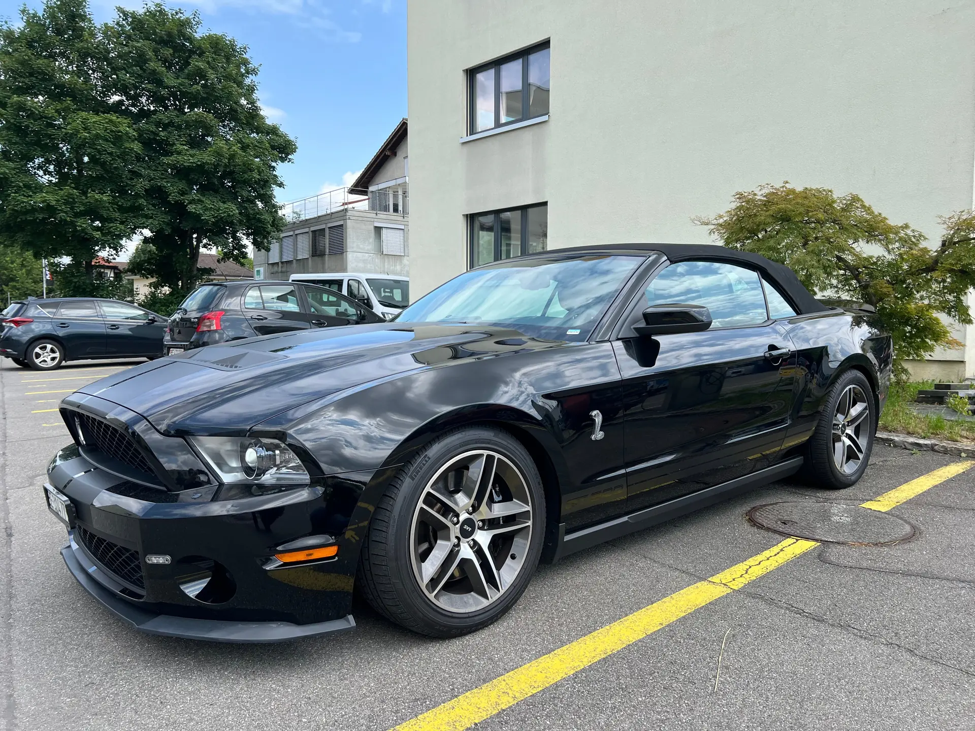 Ford Mustang Shelby GT 500 SVT — Muscle car légendaire, 548 ch cabriolet — vista esterna