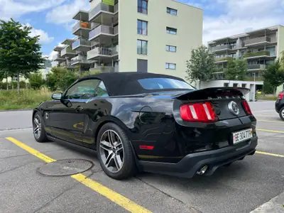 Ford Mustang Shelby GT 500 SVT — Muscle car légendaire, 548 ch cabriolet — vista posteriore