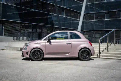 FIAT 695 Abarth Competizione — L'icône italienne électrisante en rose fluo — side view