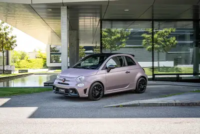FIAT 695 Abarth Competizione — L'icône italienne électrisante en rose fluo — exterior view
