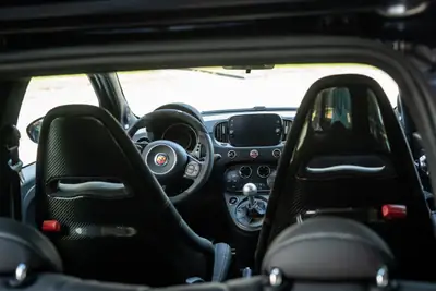 FIAT 695 Abarth Competizione — L'icône italienne électrisante en rose fluo — dashboard