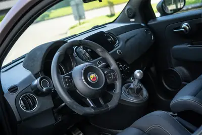FIAT 695 Abarth Competizione — L'icône italienne électrisante en rose fluo — interior