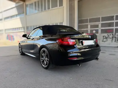 BMW M235i xDrive Cabriolet — 326 ch, Quatre roues motrices, Roadster sportif — côté