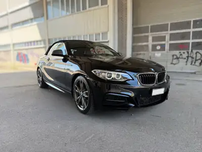 BMW M235i xDrive Cabriolet — 326 ch, Quatre roues motrices, Roadster sportif — vue extérieure