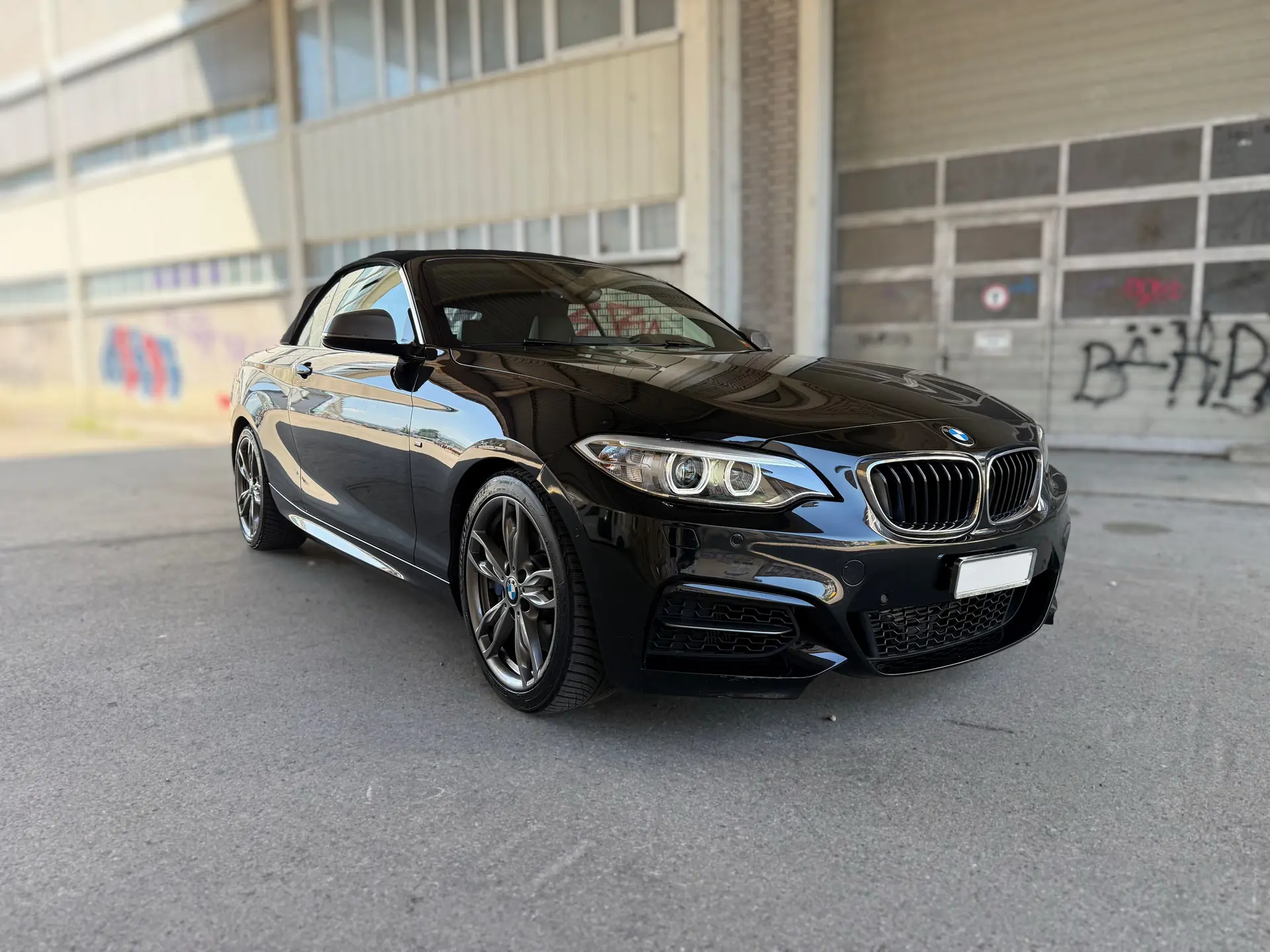 BMW M235i xDrive Cabriolet — 326 ch, Quatre roues motrices, Roadster sportif — vue extérieure