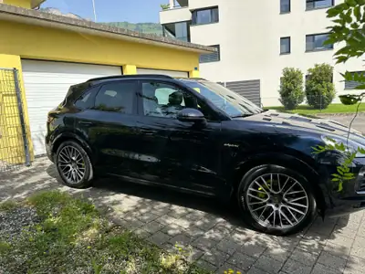 Porsche Cayenne E-Hybrid — SUV haute performance, technologie hybride rechargeable — fianco