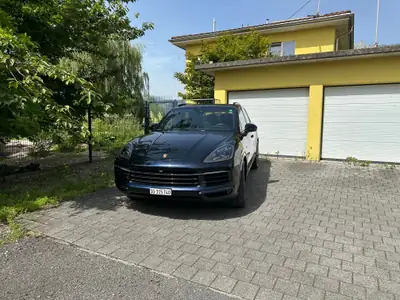 Porsche Cayenne E-Hybrid — SUV haute performance, technologie hybride rechargeable — vista esterna