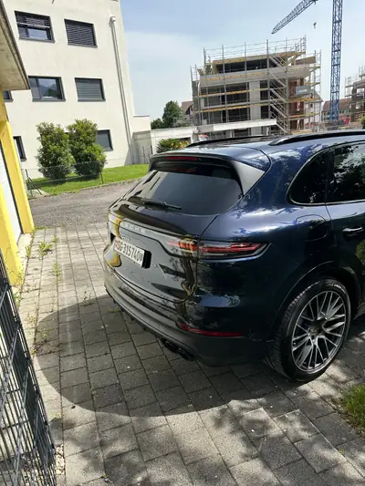 Porsche Cayenne E-Hybrid — SUV haute performance, technologie hybride rechargeable — vista posteriore