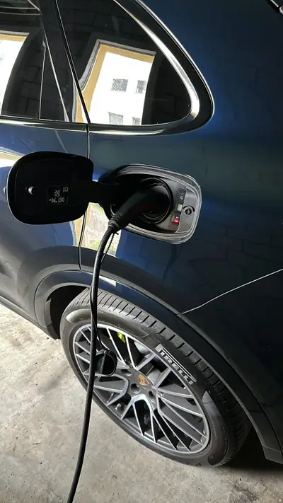 Porsche Cayenne E-Hybrid — SUV haute performance, technologie hybride rechargeable — interni