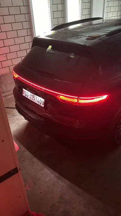 Porsche Cayenne E-Hybrid — SUV haute performance, technologie hybride rechargeable — dettaglio