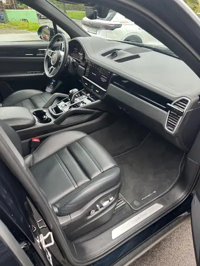Porsche Cayenne E-Hybrid — SUV haute performance, technologie hybride rechargeable — Miniatura 7