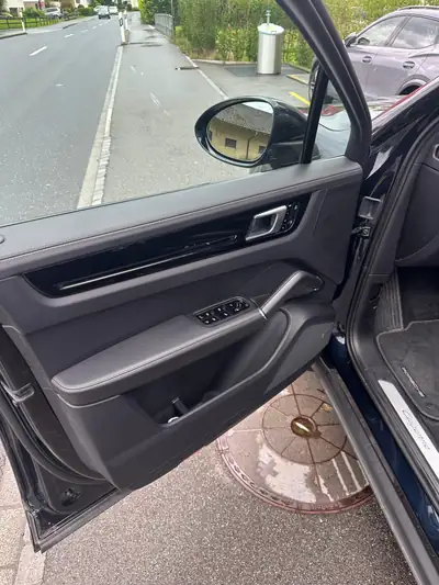 Porsche Cayenne E-Hybrid — SUV haute performance, technologie hybride rechargeable — Miniatura 11