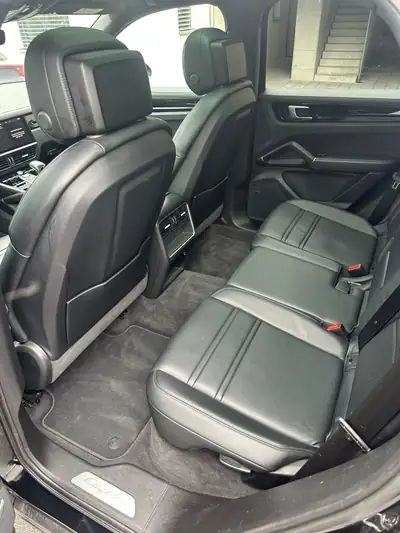 Porsche Cayenne E-Hybrid — SUV haute performance, technologie hybride rechargeable — Miniatura 13