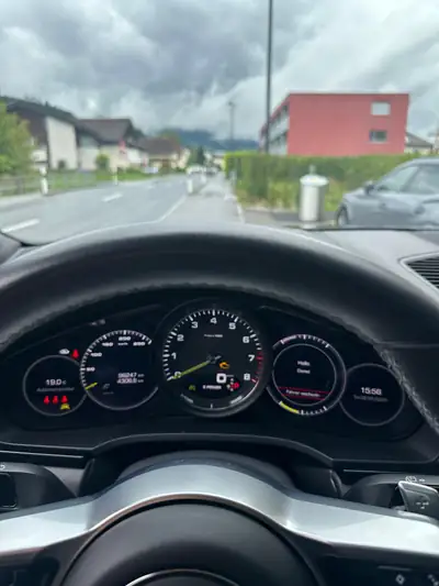 Porsche Cayenne E-Hybrid — SUV haute performance, technologie hybride rechargeable — Miniatura 17