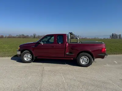 Ford F-150 Pickup — Légendaire américain 4x4, motorisation 250 ch et équipement Laramie cuir — Seitenansicht