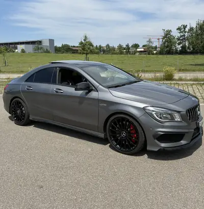 Mercedes-Benz CLA 45 AMG 4Matic — 360 ch, Performance et élégance sportive — side view