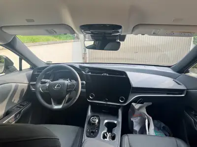 LEXUS RZ 450e — SUV électrique premium 313 ch, très faible kilométrage — interior