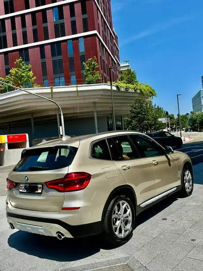BMW X3 xDrive 20i — SUV polyvalent avec jantes M et teinte Individual exclusive — Seitenansicht