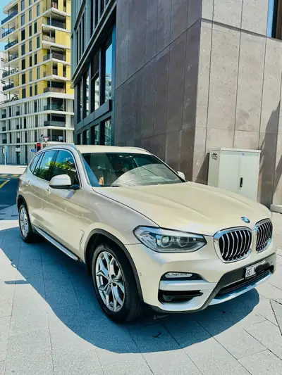 BMW X3 xDrive 20i — SUV polyvalent avec jantes M et teinte Individual exclusive — Heckansicht