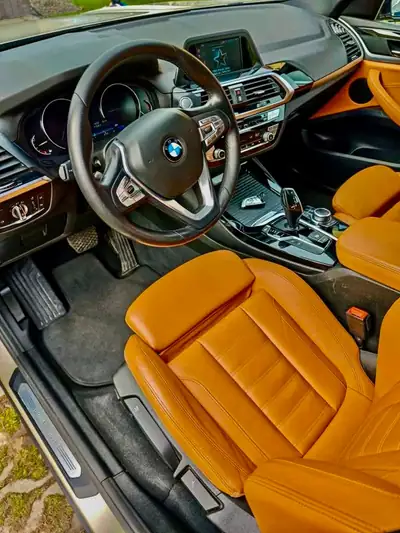 BMW X3 xDrive 20i — SUV polyvalent avec jantes M et teinte Individual exclusive — Innenraum