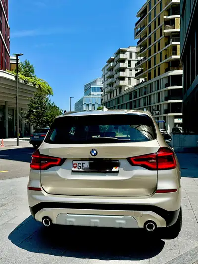 BMW X3 xDrive 20i — SUV polyvalent avec jantes M et teinte Individual exclusive — Detail