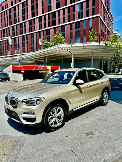 BMW X3 xDrive 20i — SUV polyvalent avec jantes M et teinte Individual exclusive — Miniatur 8