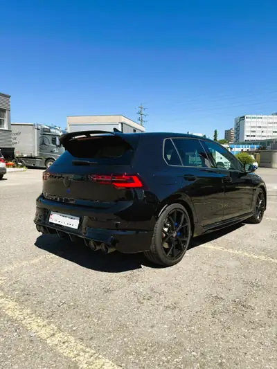 VW Golf VIII R 2.0 TSI 333 ch — Sportive 4Motion, pot Akrapovic signature — Seitenansicht