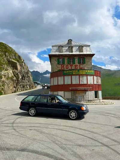 Mercedes-Benz E 300 Combi — Le premier break 4x4 de la marque, état impeccable — Seitenansicht