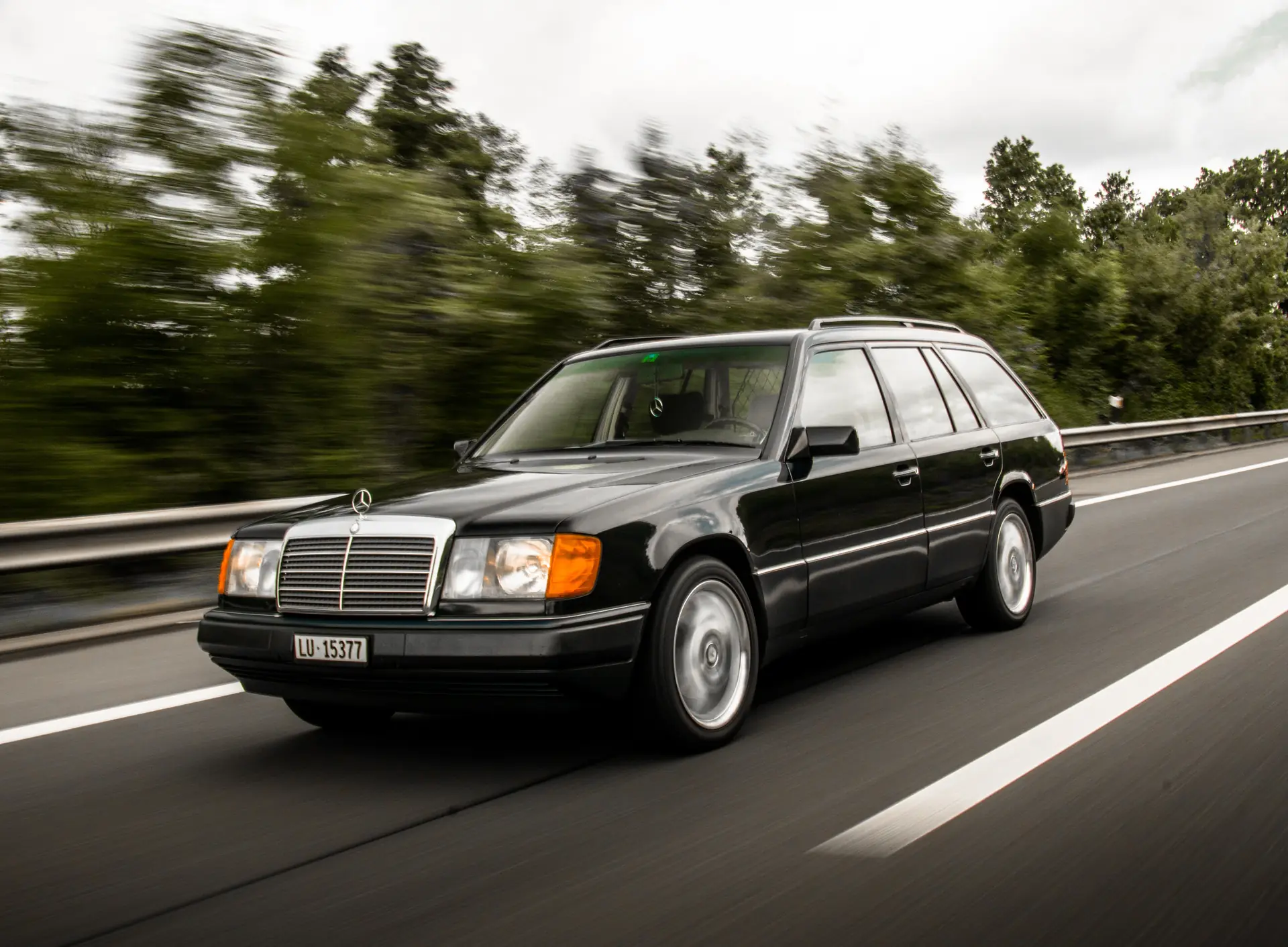Mercedes-Benz E 300 Combi — Le premier break 4x4 de la marque, état impeccable