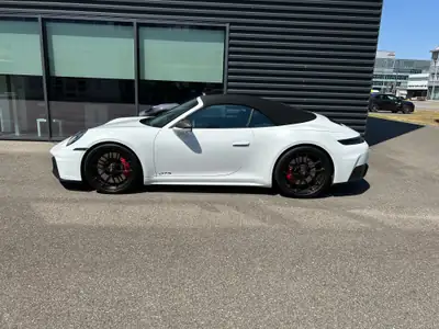 Porsche 911 Carrera 4 GTS Cabrio — Roadster haute performance, 541 ch, quasi neuf — side view