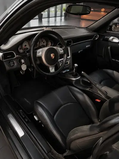 Porsche 911 Targa 4S 2008 — Cabriolet iconique, toit panoramique rétractable — détail