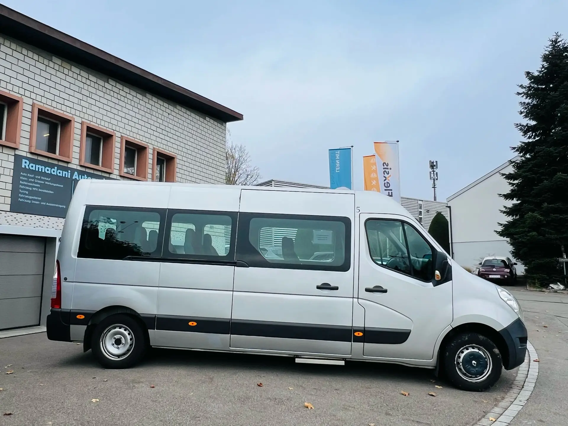 Renault Master dCi125 — Minibus 17 places, motorisation robuste et kilométrage contrôlé — vista esterna