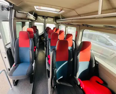 Renault Master dCi125 — Minibus 17 places, motorisation robuste et kilométrage contrôlé — vista posteriore