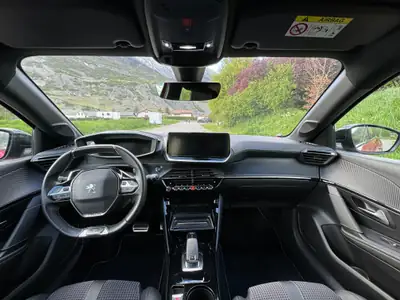 Peugeot 208 1.2 PureTech GT Line — Citadine dynamique, boîte auto et faible kilométrage — interni
