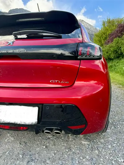 Peugeot 208 1.2 PureTech GT Line — Citadine dynamique, boîte auto et faible kilométrage — Miniatura 8