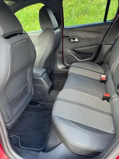 Peugeot 208 1.2 PureTech GT Line — Citadine dynamique, boîte auto et faible kilométrage — Miniatura 7