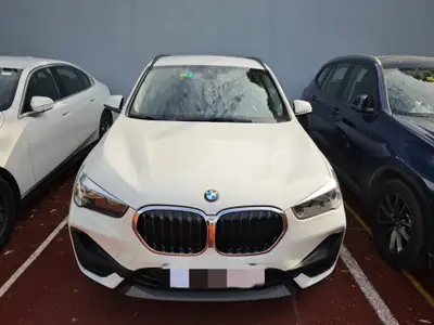 BMW X1 xDrive 20i Steptronic — SUV compact dynamique, 28 000 km seulement — interni