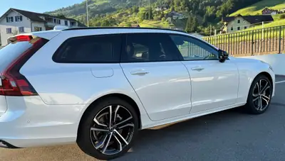 Volvo V90 T8 eAWD Plug-in Hybrid — Luxe scandinave et motorisation écologique — Heckansicht