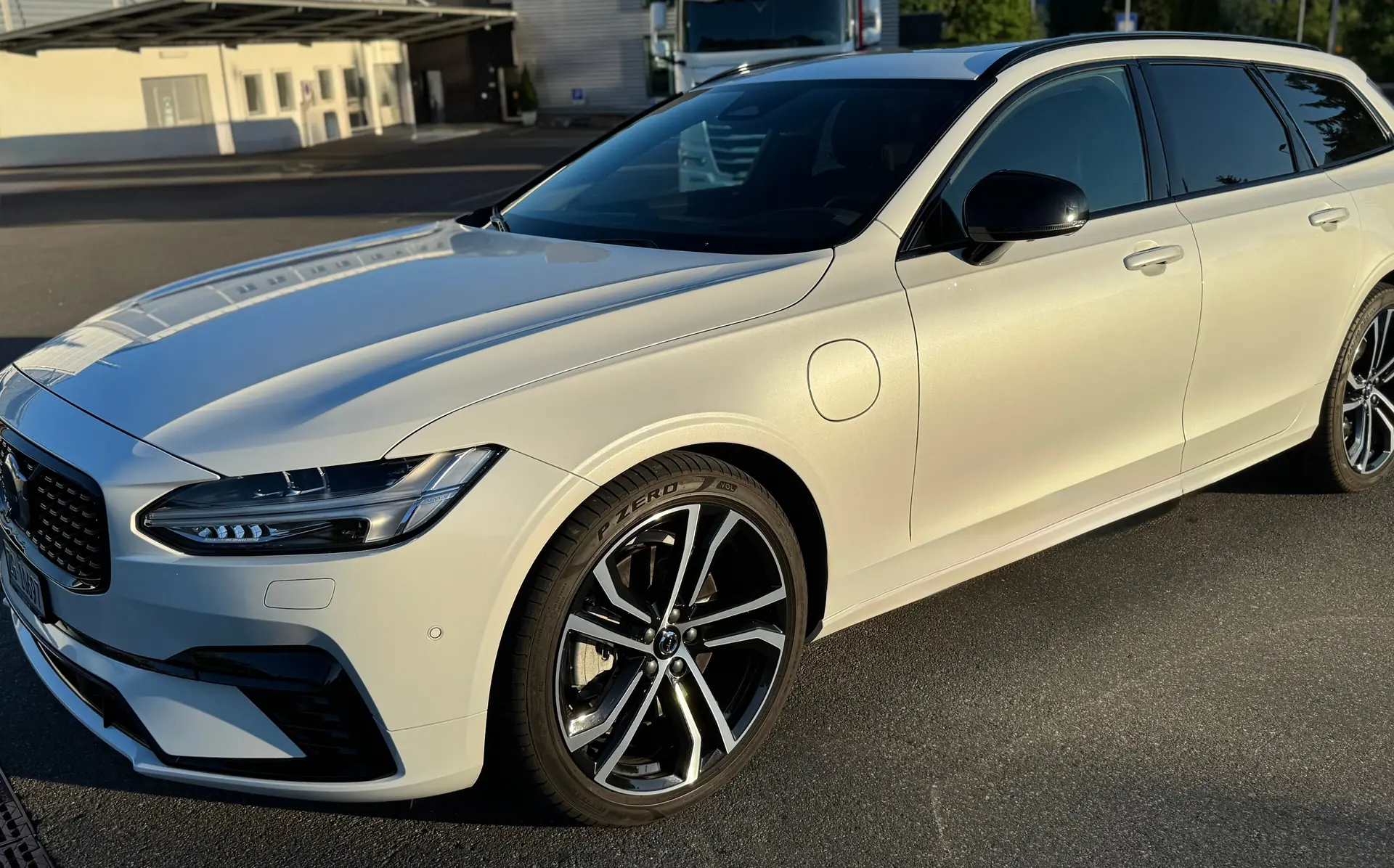 Volvo V90 T8 eAWD Plug-in Hybrid — Luxe scandinave et motorisation écologique — Außenansicht