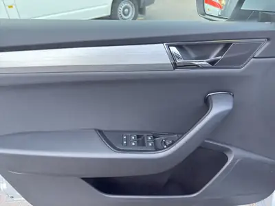 Skoda Superb Combi 2.0 TDi Ambition 4x4 — Break premium, 200 ch et transmission DSG — Miniature 12