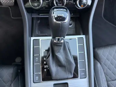 Skoda Superb Combi 2.0 TDi Ambition 4x4 — Break premium, 200 ch et transmission DSG — Miniature 16