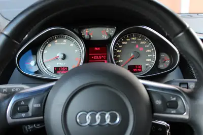 Audi R8 Coupé 4.2 V8 Boîte Mécanique — Supercar Allemande, Sideblade Carbone & Intérieur Premium — Miniature 12