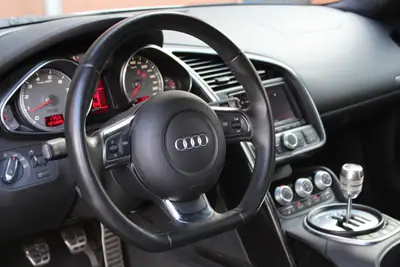 Audi R8 Coupé 4.2 V8 Boîte Mécanique — Supercar Allemande, Sideblade Carbone & Intérieur Premium — Miniature 11