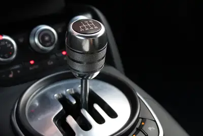Audi R8 Coupé 4.2 V8 Boîte Mécanique — Supercar Allemande, Sideblade Carbone & Intérieur Premium — Miniature 14