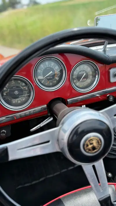 Alfa Romeo Giulia Spider 1600 — Cabriolet vintage 1964, sans accident, patrimoine automobile — Miniature 10