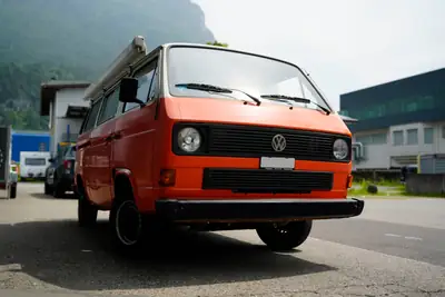 VW T3 Typ 2 1990 — Le légendaire Bulli orange, icône rétro incontournable — vue extérieure