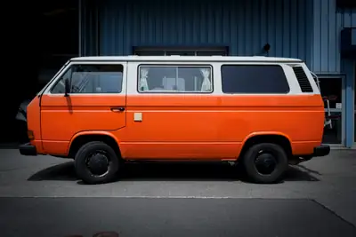VW T3 Typ 2 1990 — Le légendaire Bulli orange, icône rétro incontournable — arrière