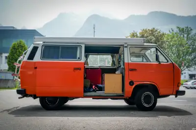 VW T3 Typ 2 1990 — Le légendaire Bulli orange, icône rétro incontournable — côté